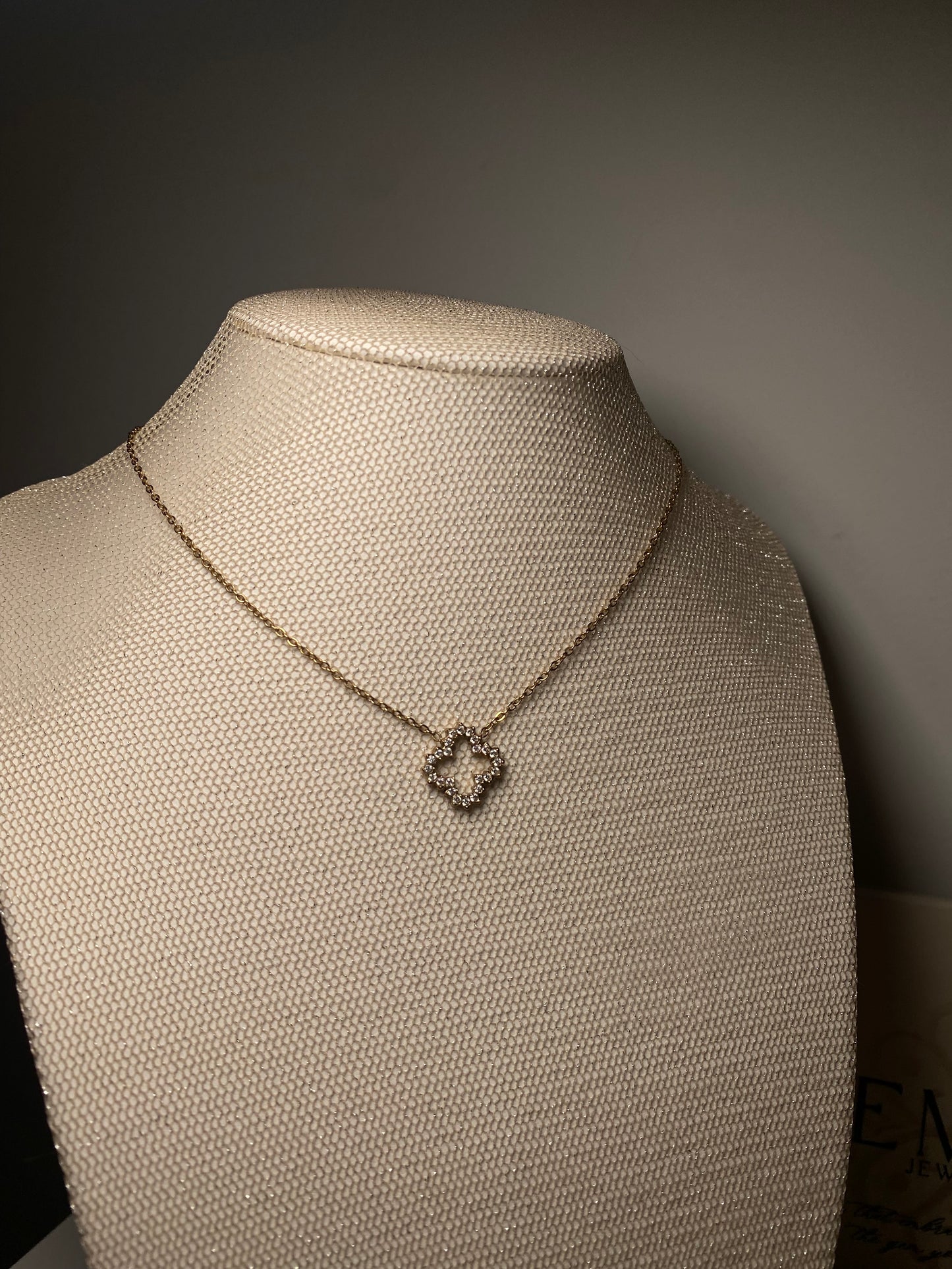 COLLIER NARAH